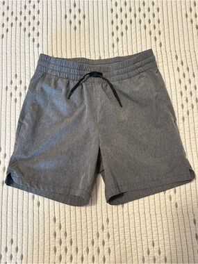 Old Navy Gray StretchTech Shorts with Drawstring - Size Small (6-7)